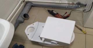 Установка напольного унитаза в Петергофе: монтаж под ключ от СантехДомПтф от 5166 рублей.